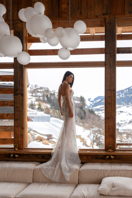 destination wedding italy bride and groom kiss